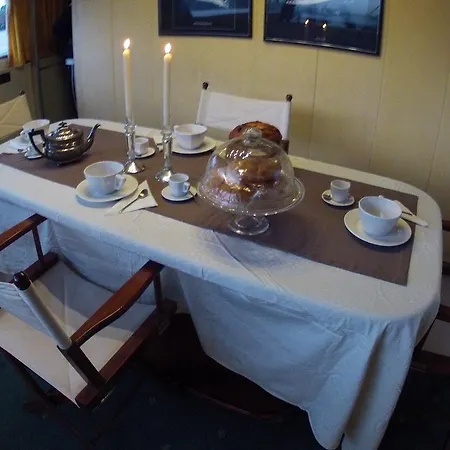 Úszó hotel Yacht&breakfast