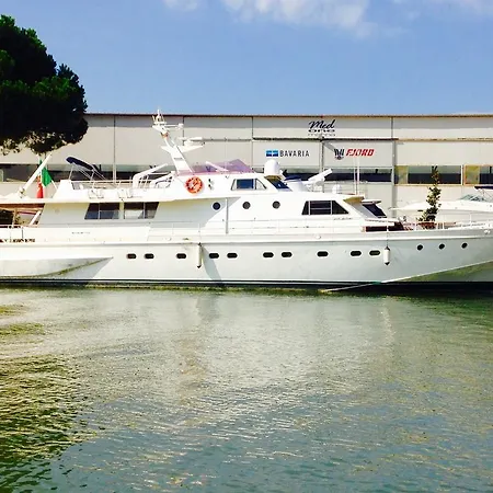 Úszó hotel Yacht&breakfast Fiumicino