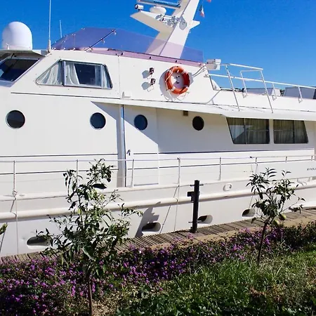 Yacht&breakfast *