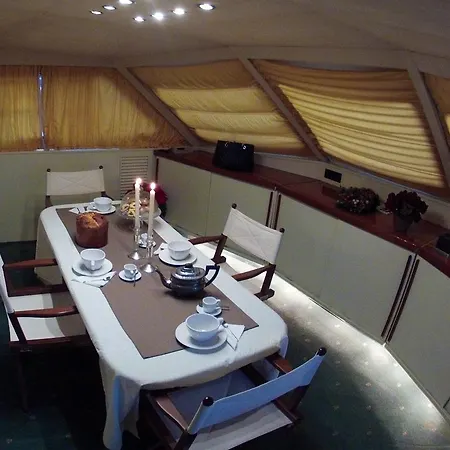Yacht&breakfast