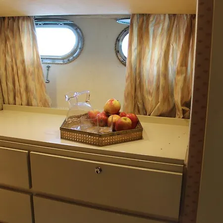 Yacht&breakfast *
